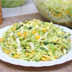 Салат из молодой капусты с огурцом и кукурузой