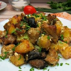 Картошка в горшочках с мясом и грибами