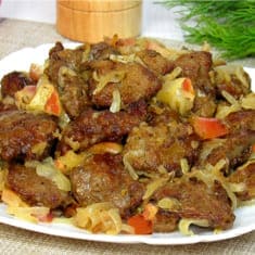 Куриная печень с яблоками и луком на сковороде