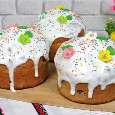 Сдобный пасхальный кулич с изюмом