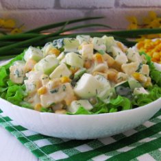 Салат из огурцов с яйцом и кукурузой