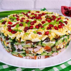 Салат с копченой курицей и грибами