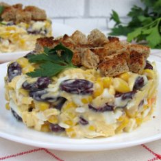 Салат с фасолью и сухариками