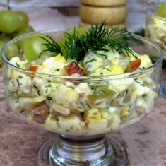 Салат с копченой курицей и виноградом