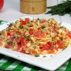 Салат с помидорами и сыром