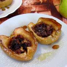 Печеные яблоки с изюмом и орехами