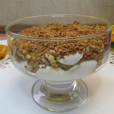 Десерт из мороженого, печенья и орехов