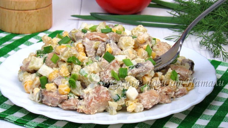 Салат с куриной грудкой и грибами