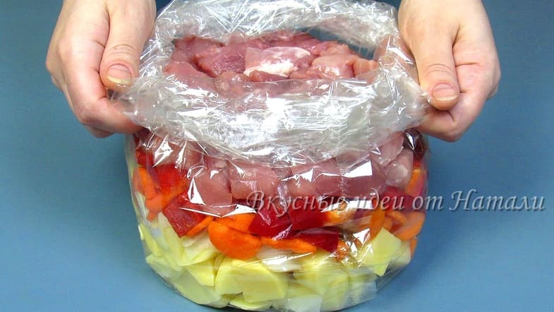 Мясо с овощами в духовке в рукаве