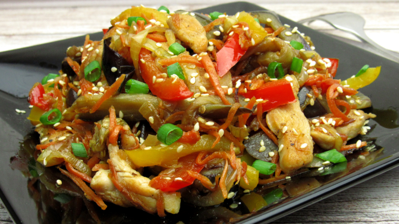 Баклажаны с курицей и овощами