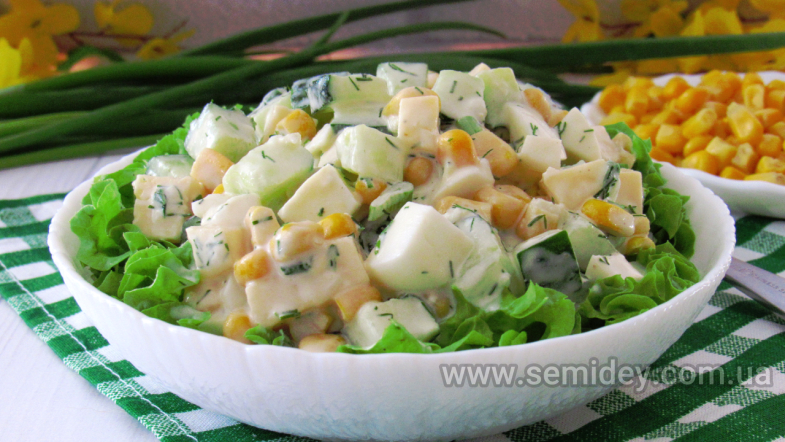 Салат из огурцов с яйцом и кукурузой