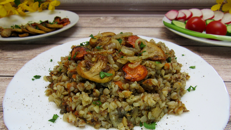 Гречка с грибами, луком и морковью